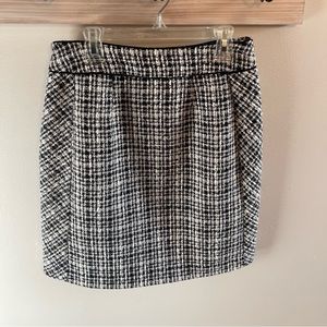 White House Black Market Textured Black/White Straight-Fit Skirt. Size 0.